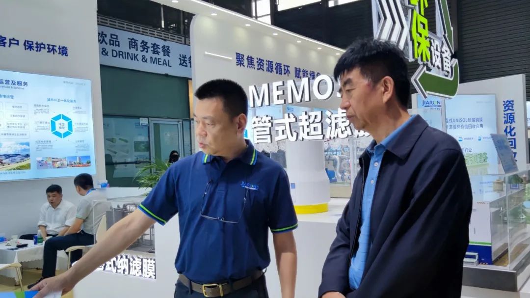 8868体育官网总经理蒋林煜与客户交谈