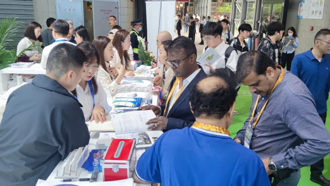 东南亚客户光临8868体育官网展台咨询污水处理